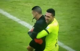 Goleiro do Tolima agarra juiz para comemorar título