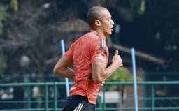 Miranda correu no gramado durante treino