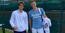 João Victor Loureiro e Hubert Hurkacz em treino em Wimbledon