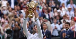 Djokovic com o troféu de Wimbledon 2021