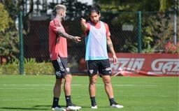 Benítez e Liziero durante treino