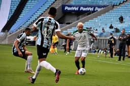 A fria tarde de futebol em Porto Alegre teve muita vontade em campo, mas pouca eficiência dos dois times