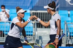 Laura Pigossi e Luisa Stefani vibram durante vitória nos Jogos Olímpicos