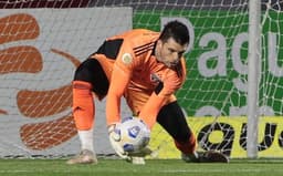 Tiago Volpi durante o clássico contra o Palmeiras