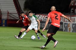 O jogo em Goiânia teve equilíbrio e gols no empate entre Coelho e Dragão