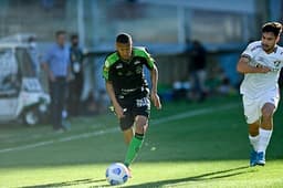 Ademir foi decisivo para o Coelho no duelo contra o Fluminense, marcando o gol da vitória sobre o Tricolor