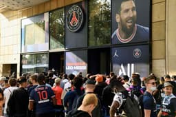 Apresentação de Messi no PSG - Fila para comprar camisa de Messi