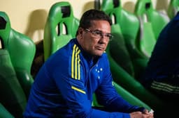 Luxemburgo questionou a performance de Marcinho, que tem talento, na visão do treinador, mas "enfeita" muito as jogadas