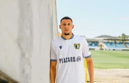 Zagueiro Alex - emprestado pelo Santos ao Famalicão