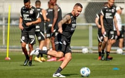 Renato Augusto durante treino deste sábado