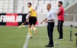 Sylvinho durante vitória do Corinthians contra o Athletico