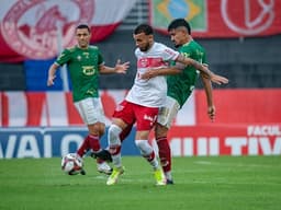 O duelo entre alagoanos e mineiros teve muita disputa sob a chuva que caía em Maceió