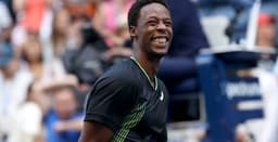 Gael Monfils sorri durante vitória complicada no US Open