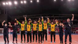 Jogadores do Brasil comemoram a inédita medalha de ouro no goalball (Foto: Alê Cabral)