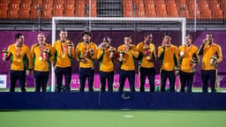 Jogadores brasileiros do futebol de 5 exibem orgulhosos a medalha de ouro conquistada em Tóquio (Foto: Alê Cabral/CPB)