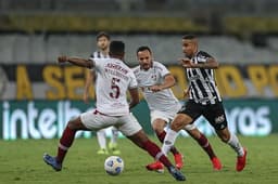 O treinador alvinegro elogiou a versatilidade do time em campo para sair da marcação do Fluminense