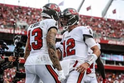 Mike Evans e Tom Brady celebram touchdown