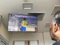 Pelé vendo jogo da Seleção Brasileira feminina