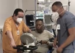 Pelé se exercitando no hospital