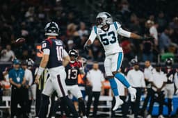 Brian Burns voa com a defesa dos Panthers