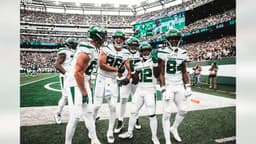 Jogadores do New York Jets comemoram triunfo sobre o Tennessee Titans