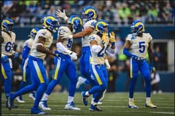 Jogadores dos Rams celebram jogada da equipe durante vitória sobre o Seattle Seahawks