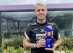 Róger Guedes com o troféu de melhor jogador do Brasileirão em setembro