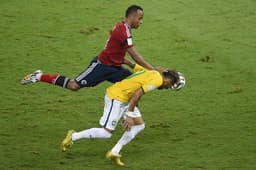 Brasil x Colômbia - Copa do Mundo de 2014 - Lesão de Neymar em choque com Zúñiga