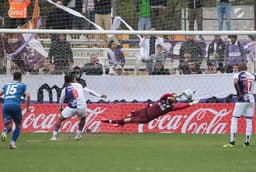 Martín Rodríguez defendendo pênalti em Fénix x Nacional