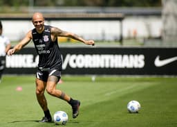 Fábio Santos, que irá superar marca de Sylvinho, durante o treino deste sábado