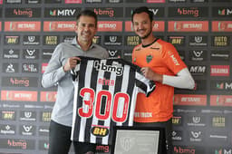 Rever recebeu do ex-colega de campo Victor a homenagem do Galo pelos 300 jogos