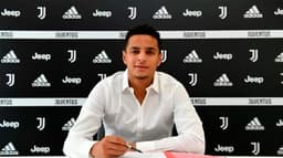 atacante Mohamed Ihattaren assinando contrato com a Juventus