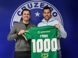 Fabio, ao lado do presidente Sérgio Santos Rodrigues, já recebeu uma camisa em alusão aos 1000 jogos que está perto de completar com a camisa azul