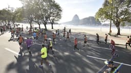 Corredores passam pelo Aterro do Flamengo com o Pão de Açúcar ao fundo durante a Maratona do Rio. (Divulgação)