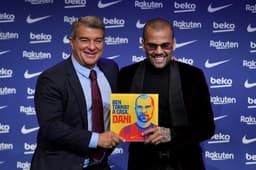 Joan Laporta e Daniel Alves - Barcelona