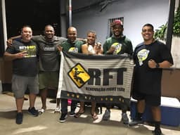 A equipe RFT comemorando a vitória de Jefferson Toddynho no Shooto Brasil