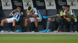 Jogadores do Gremio Lamentando