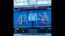 Estádio do Manchester United com a fachada "Frontline Heroes"