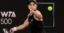 Ashleigh Barty em ação pelo WTA de Adelaide em seu 1º jogo do ano