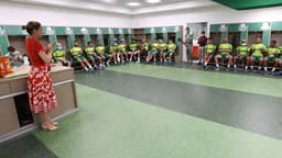 Leila Pereira com o elenco do Palmeiras