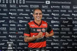 Jadson apresentado no Vitória