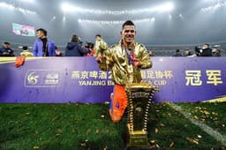 Jadson Cristiano comemorando a Copa da China pelo Shandong Taishan