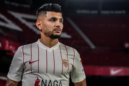 Tecatito Corona anunciado pelo Sevilla