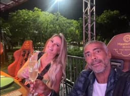 Romário posa com a nova namorada, Marcelle Ceolin, em jantar na Zona Sul, do Rio Foto: Reprodução/Instagram
