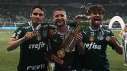 Raphael Veiga, Zé Rafael e Gustavo Scarpa comemoram Recopa