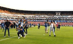 Torcedores do Querétaro após invasão ao gramado de La Corregidora