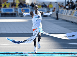 Eliud Kipchoge vence a Maratona de Tóquio pela primeira vez, com direito a recorde na prova. (Divulgação)