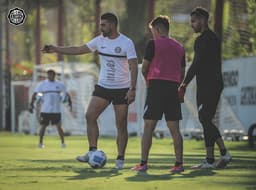 Treino do Olimpia no CT do Flamengo