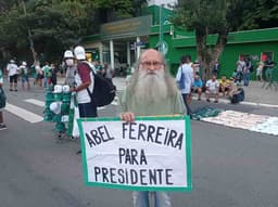 Seo Ernesto pede Abel Ferreira para presidente na porta do Allianz Parque antes de Palmeiras e Corinthians