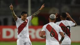 Lapadula comemora o gol marcado pelo Peru sobre o Paraguai